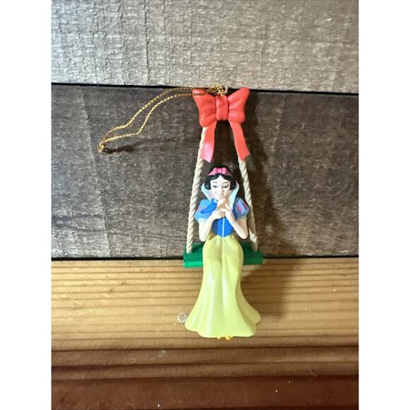DISNEY Grolier Christmas Magic Ornament SNOW WHITE Sitting on a Swing In Box - Picture 1 of 4